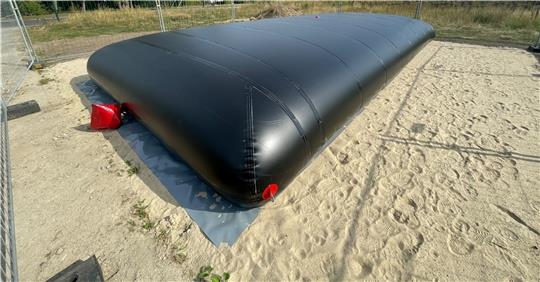 Ein unscheinbarer Sack, der Leben retten kann : Die Feuerwehr hat für das Neubaugebiet ab sofort 50.000 Liter Wasser in Reserve. Foto: Ahrens