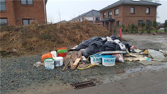 Ein unschönes Bild: allerlei Abfälle von Baustellen in einem Neubaugebiet. Foto: Landkreis Stade
