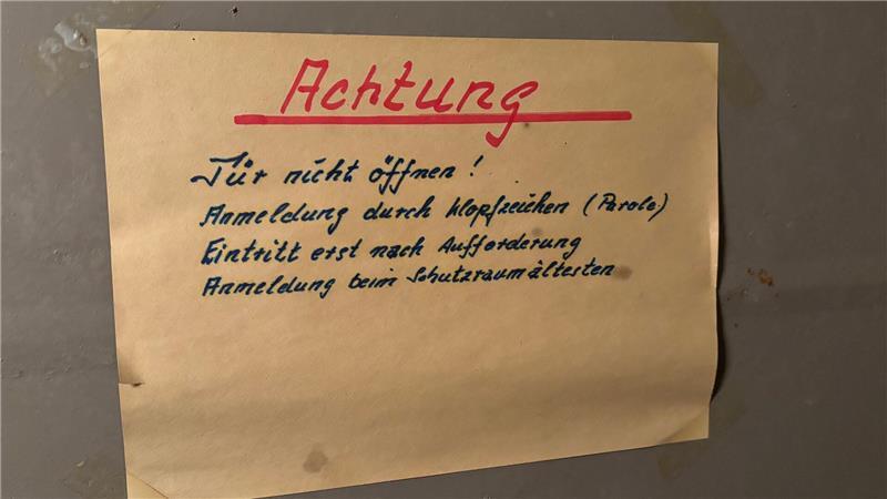In der Buxtehuder Unterwelt: So sieht es im alten Bunker aus Ein vergilbter Zettel an der Wand verkündet in sauberer Handschrift Regeln zum Betreten des Schutzbunkers: Wer hinein will, meldet sich mit Klopfzeichen an und nennt die Parole.