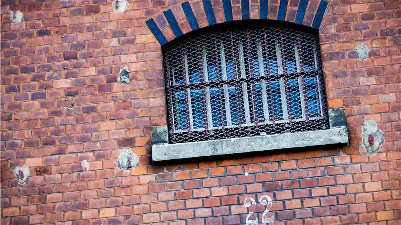Ein vergittertes Zellenfenster der ehemaligen Justizvollzugsanstalt Braunschweig-Rennelberg. Die JVA steht zum Verkauf. 
