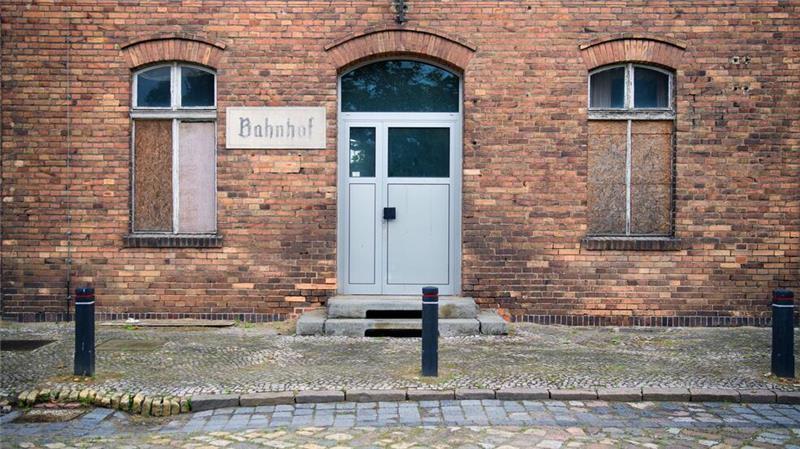 Ein verkauftes und runtergekommenes Bahnhofsgebäude auf der Strecke Dresden-Berlin. (Archivbild)