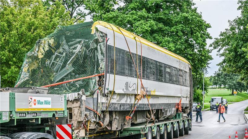 Letzter Wagen nach Zugunglück geborgen Ein verladener Zug Wagon steht an der Unfallstelle, an der ein Regionalzug entgleist ist. Ein Regionalexpress war am Sonntagabend (27.07.2025) in Riedlingen nach bisherigen Erkenntnissen infolge eines Hangrutsches entgleist.