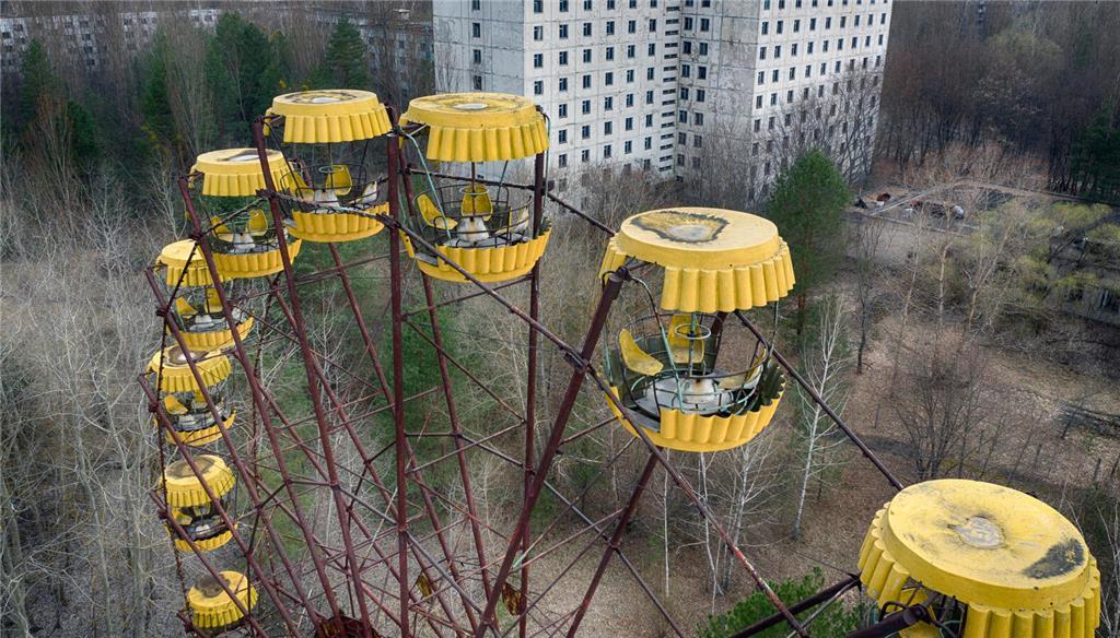 Ein verlassenes Riesenrad steht in einem Stadtpark in der verlassenen Stadt Pryp...