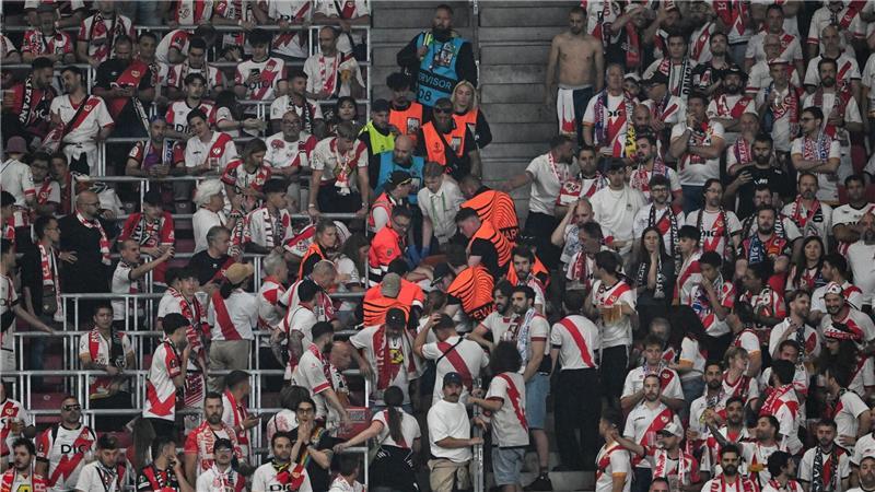 Glasners Palast-Revolution: Europacup-Sieg gegen Vallecano Ein verletzter Fan von Rayo Vallecano wird aus dem Block getragen.