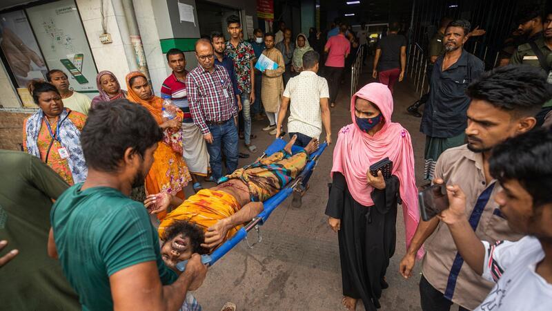 Ein verletzter Student wird auf einer Trage in ein Krankenhaus in Dhaka gebracht.