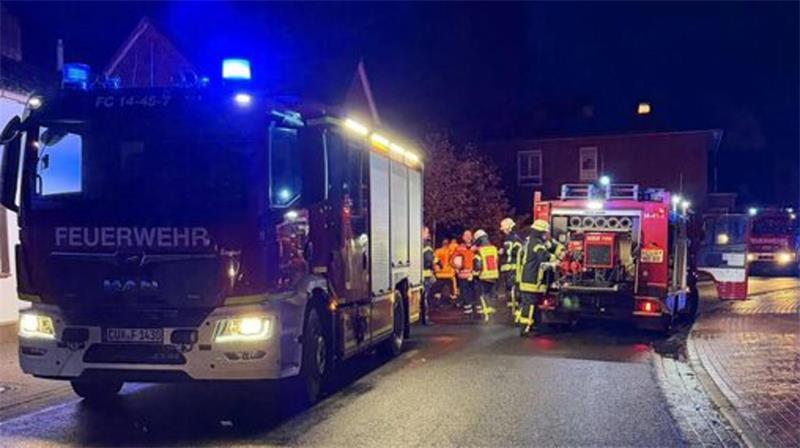 Ein vermeintlicher Wohnhausbrand, bei dem sich noch eine Person und ein Tier im Gebäude befinden sollten, hat in der Nacht einen Großeinsatz von Feuerwehr, Rettungsdienst und Polizei in Hemmoor-Westersode ausgelöst.