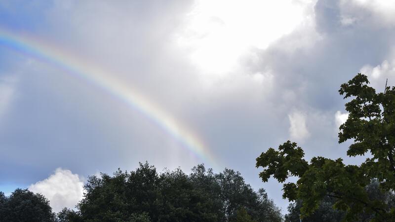 Ein verregneter Samstag in Stade bringt für kurze Zeit einen bunten Himmel.