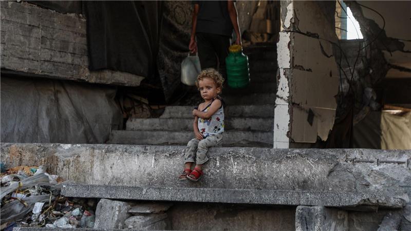 Bilder des Tages Ein vertriebenes palästinensisches Kind in einer Schutz-Unterkunft im Südwesten von Gaza Stadt.