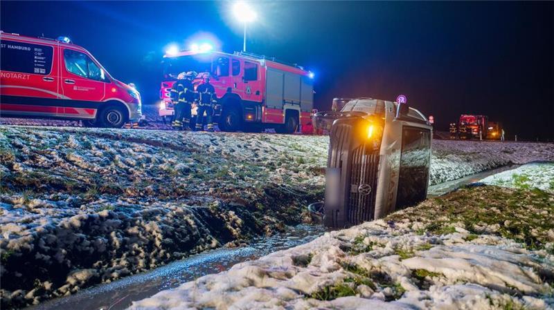 Glatteis und Schnee bringen Verkehr durcheinander Ein verunglückter Kleintransporter in einem Graben bei Hamburg.