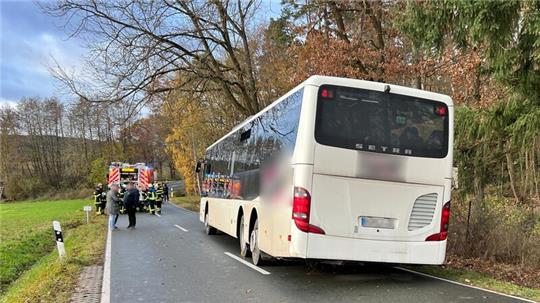 Ein verunglückter Schulbus auf einer Straße im Landkreis Fürth. Bei dem Unfall wurden mehrere Schülerinnen und Schüler verletzt.