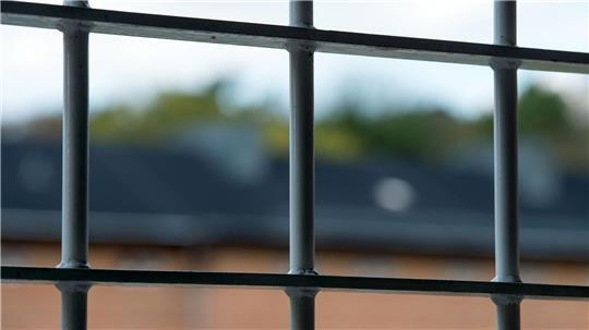 Ein verurteilter Gewalttäter muss nach einem zweiten Prozess vor dem Landgericht Bremen in die Psychiatrie. (Symbolbild)