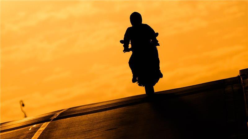Ein verurteilter Mörder ist bei einem begleiteten Freigang mit einem Motorrad geflohen. (Symbolbild)