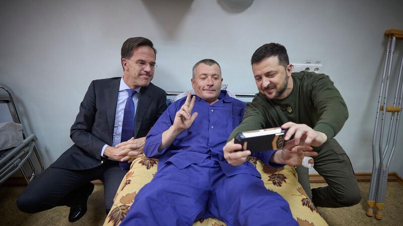 Krieg gegen die Ukraine: So ist die Lage Ein verwundeter ukrainischer Soldat macht ein Selfie mit Präsident Wolodymyr Selenskyj und dem niederländischen Regierungschef Mark Rutte, der zu Besuch in der stark von russischen Luftangriffen betroffenen Hafenstadt Odessa ist.