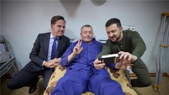 Ein verwundeter ukrainischer Soldat macht ein Selfie mit Präsident Wolodymyr Selenskyj und dem niederländischen Regierungschef Mark Rutte, der zu Besuch in der stark von russischen Luftangriffen betroffenen Hafenstadt Odessa ist.
