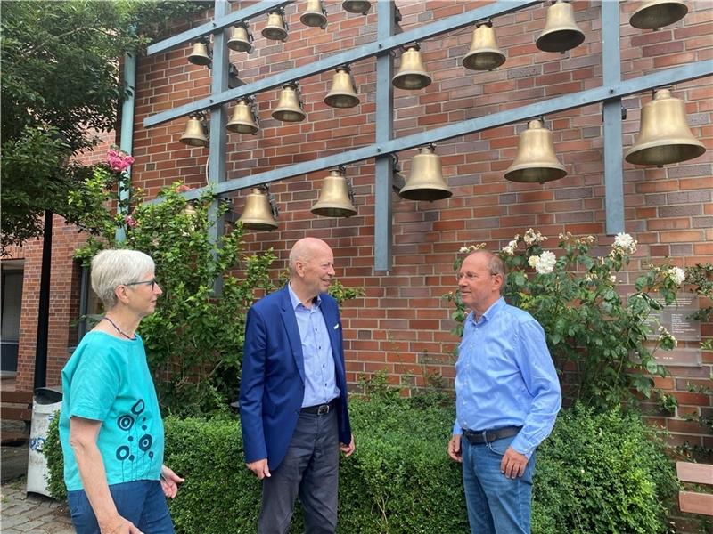 Dem Glockenspiel am Stavenort gehen die Töne aus Ein verwunschener Ort mit Glocken, die nicht mehr klar klingen: Helga Peters, Dr. Martin Lockert und Bernd Utermöhlen vom Heimat- und Geschichtsverein (von links) beraten darüber, wie die nächste Reparatur bezahlt werden kann. Foto: Weselma