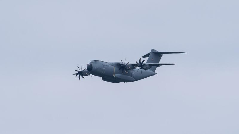 Ein vierter Airbus A400M der deutschen Luftwaffe holt weitere Passagiere in Israel ab (Archivbild).