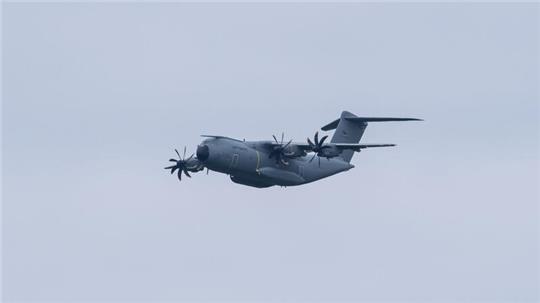 Ein vierter Airbus A400M der deutschen Luftwaffe holt weitere Passagiere in Israel ab (Archivbild).