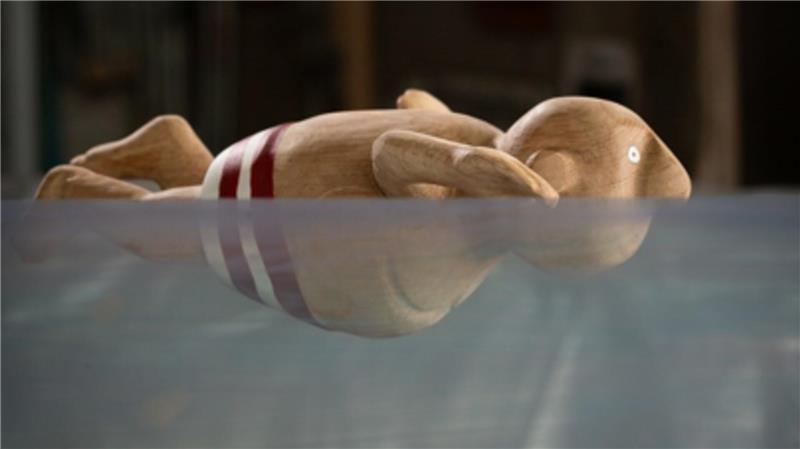 Ein völlig losgelöster Schwimmer.