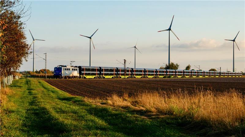 Ein voll beladener Zug der EVB mit den 18 Meter langen Rohren.