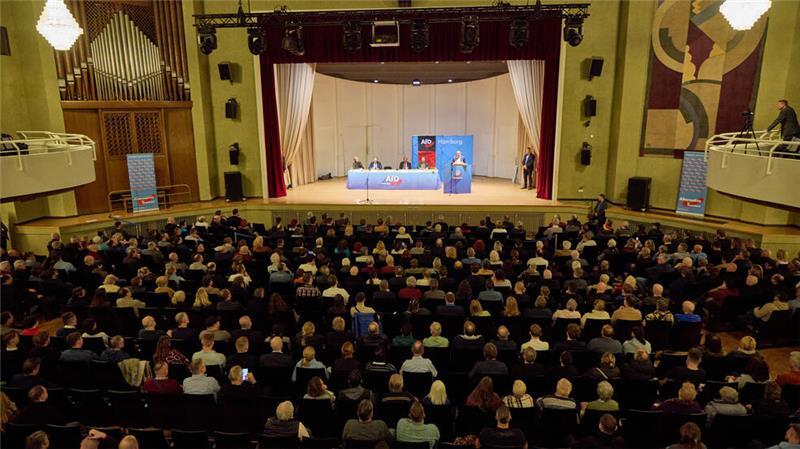 Protest in Heimfeld – Drinnen spricht der AfD-Chef, draußen gibt‘s Krawalle Ein voll besetzter Saal.