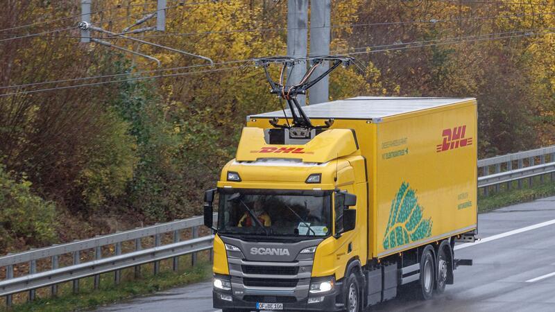 Deutsche Post schickt ersten Oberleitungs-Lkw auf E-Highway Ein voll-elektrischer Oberleitungs-LKW fährt auf der A1 E-Highway Teststrecke zwischen Reinfeld und Lübeck.