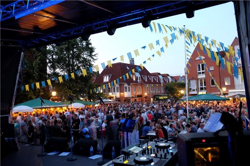 Ein voller Petri-Platz und Programm auf der Bühne - so kennt man das Weinfest des Altstadtvereins. In diesem Jahr wird zusätzlich der Stavenort bespielt. Foto: Altstadtverein Buxtehude e.V/Antje Kröger