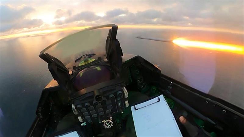 Ein vom rumänischen Verteidigungsministerium veröffentlichtes Bild zeigt, wie eine Rakete von einem Kampfflugzeug auf Drohnen mit Jet-Antrieb vom Typ „Geran“ abgefeuert wird die in den Luftraum des Landes eingedrungen waren. 