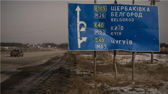 Ein von Kugeln und Granatsplittern beschädigtes Straßenschild auf der Straße zur russischen Stadt Belgorod. 
