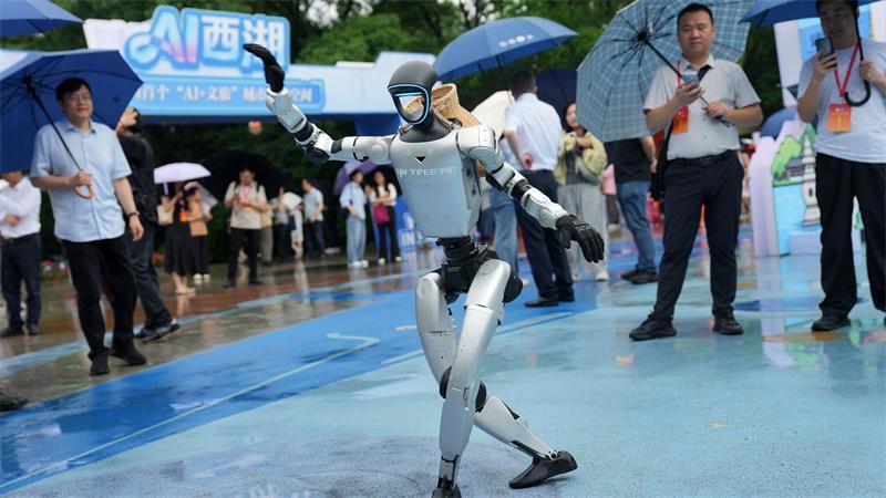 Ein von Unitree entwickelter Roboter führt einen Tanz vor. (Archivbild) 