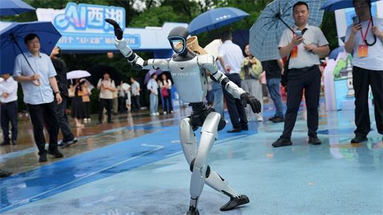 Ein von Unitree entwickelter Roboter führt einen Tanz vor. (Archivbild) 