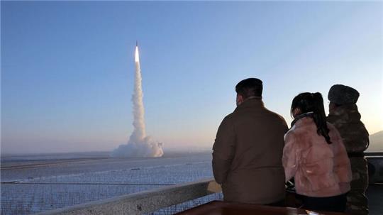 Ein von der staatlichen nordkoreanischen Nachrichtenagentur KCNA zur Verfügung gestellte Aufnahme soll den nordkoreanischen Machthaber Kim Jong Un (l) und seine Tochter Ju Ae (2.v.l) beim Beobachten eines Tests einer atomwaffenfähigen Interkontinentalrakete am Montag zeigen.