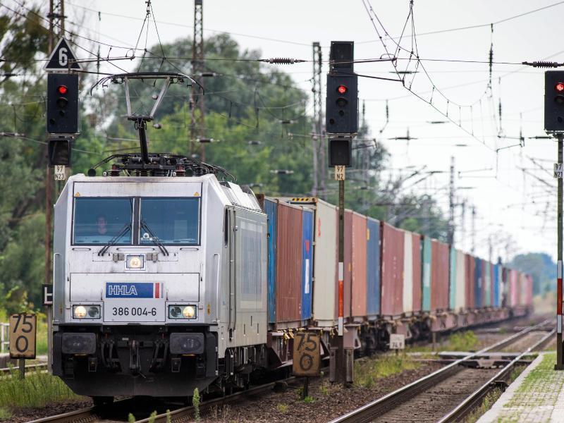 Initiative hofft auf neuen Elbtunnel bei Stade Ein von einer E-Lok gezogener Güterzug auf der Schiene. Foto: Soeren Stache/dpa-Zentralbild/dpa