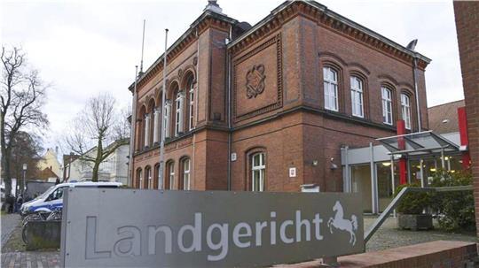 Ein vorbestrafter Sexualstraftäter muss sich wegen Verstoßes gegen Weisungen der Führungsaufsicht vor dem Landgericht Verden verantworten.