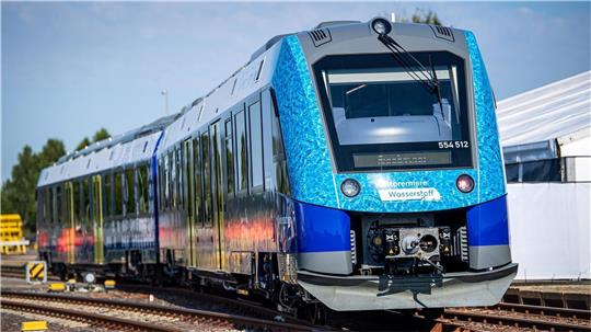 Ein wasserstoffbetriebener Regionalzug steht am Bahnhof Bremervörde. Im Kampf gegen den Klimawandel sollen 14 Wasserstoffzüge die bisherigen Diesel-Züge ersetzen.Foto: dpa