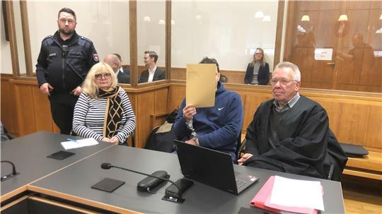 Ein wegen mutmaßlichen Drogenhandels Angeklagter sitzt neben seinem Rechtsanwalt Rainer Nitschke (r.) und einer Dolmetscherin im Saal des Landgerichts Oldenburg. Von einem Fischkutter aus sollen drei Männer vor der ostfriesischen Insel Spiekeroog versucht haben, in der Nordsee schwimmendes Kokain einzusammeln.