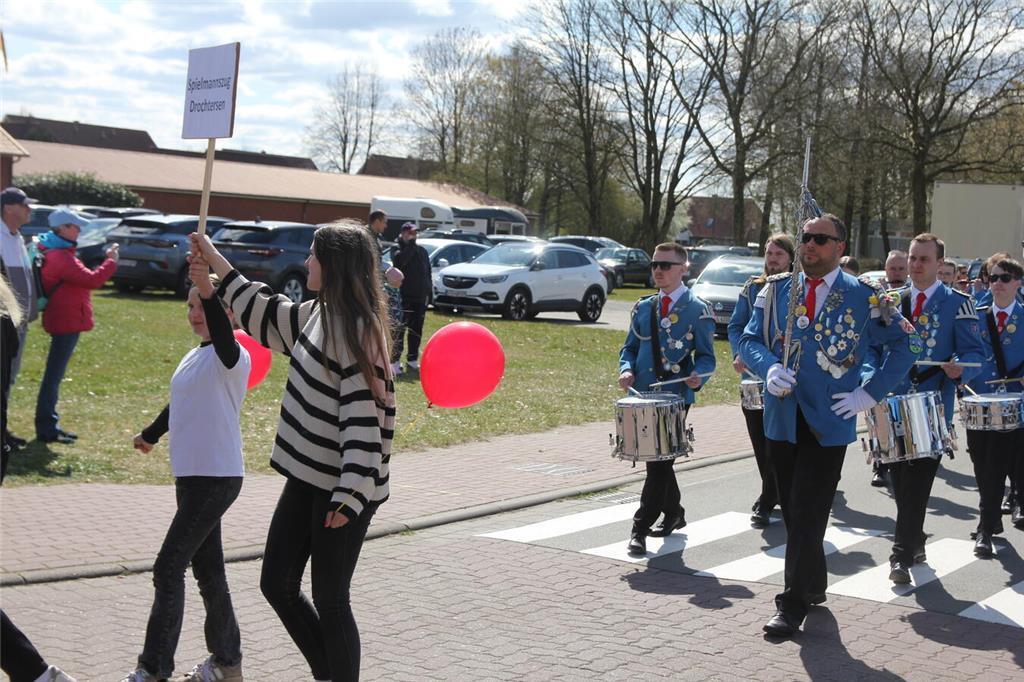 Ein weibliches Duo führte den Spielmannszug Drochtersen an.