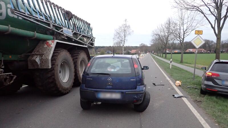 Ein weißer Pkw soll den Unfall auf der B71 verursacht haben. 