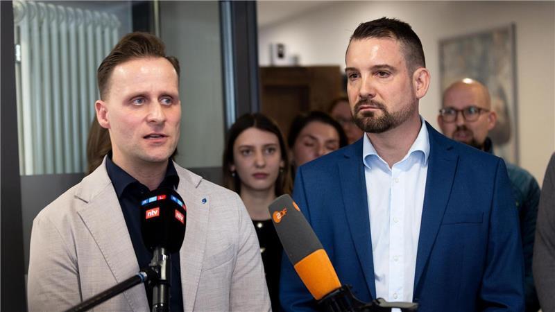 Ein weiterer Kläger, der 46 Jahre alter Geschäftsführer Daniel Oryan (links), sprach bei dem Termin von „Kommunikation Null“.