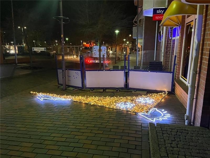 Ein weiterer Sturmschaden: In Altkloster riss der Wind die Winterbeleuchtung herunter - sie stand auch am Boden noch unter Strom. Foto: Vasel