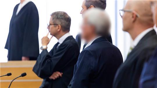 Ein weiterer größerer Prozess zur VW-Dieselaffäre hat in Braunschweig begonnen. Die Verlesung der Anklageschrift verzögerte sich aber. 