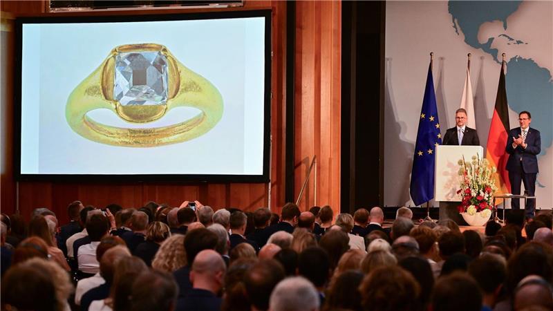 Deutschland und Polen schließen Militärabkommen Ein wertvoller Ring, geraubt im Zweiten Weltkrieg, kehrte nach Polen zurück.