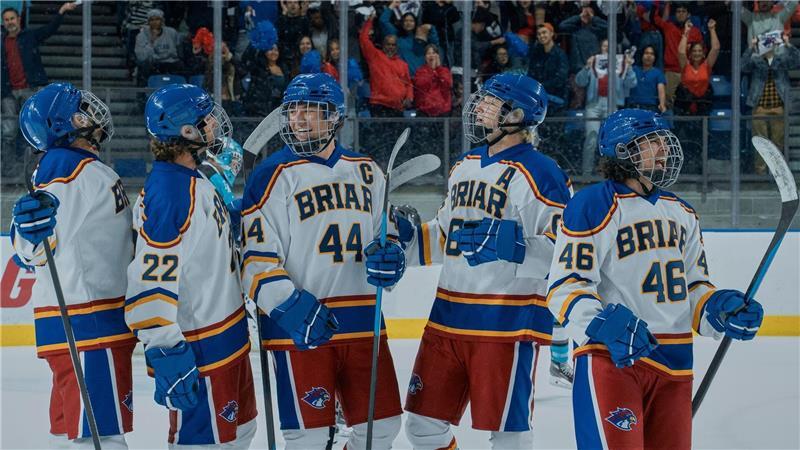 Hockey, Sex, Bangs und Bromance: Der Hype um „Off Campus“ Ein wichtiges Element der Serie „Off Campus“ ist der Eishockey-Sport der Jungs: Unter anderem Logan (Antonio Cipriano), Garrett (Belmont Cameli), Dean (Stephen Kalyn) und Tucker (Jalen Thomas Brooks) sind in einem Team.