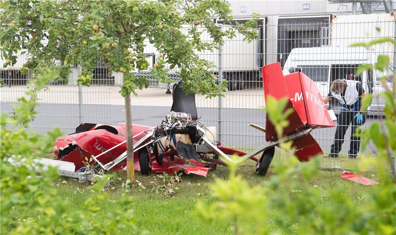 Ein zerstörter Tragschrauber liegt nach einem Absturz am Zaun eines Logistikzentrums in der Nähe des Hildesheimer Flugplatzes. Beim Absturz des Ultraleichtflugzeug sind zwei Menschen ums Leben gekommen. Foto: Julian Stratenschulte/dpa