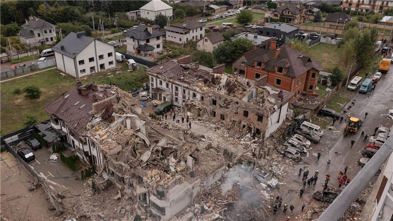 Ein zerstörter Wohnblock nach einem massiven russischen Raketenangriff in Kiew.
