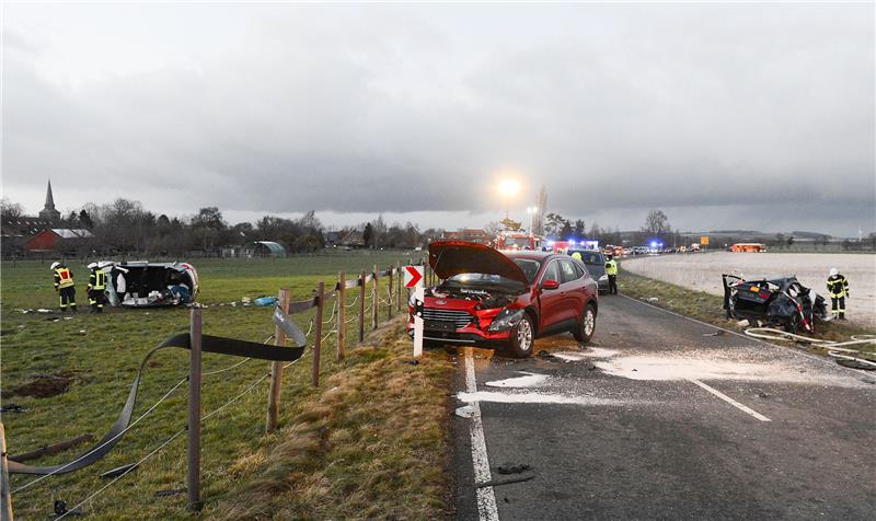 Ein zerstörtes Auto (l) liegt auf einer Wiese. Bei einem Frontalzusammenstoß zweier Autos bei Barsinghausen in der Region Hannover ist nach Polizeiangaben ein Kind ums Leben gekommen. Foto: dpa