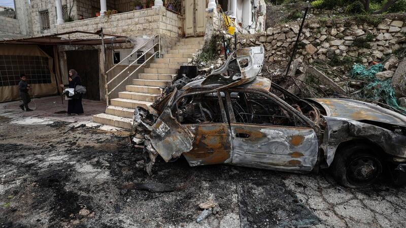 Netanjahu: Abgesagter USA-Besuch war Signal an Hamas Ein zerstörtes Auto nach einem Einsatz der israelischen Armee in Dschenin im Westjordanland.