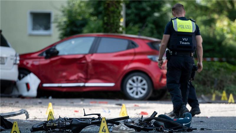 Autofahrerin fährt in Gruppe von Schulkindern - zwei tot Ein zerstörtes Fahrrad, ein verlorener Schuh auf der Fahrbahn - eine Frau hat drei Kinder angefahren.