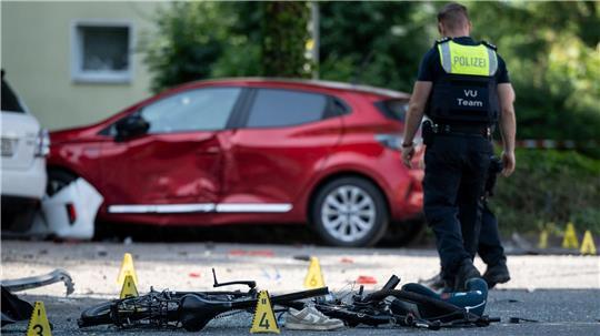 Ein zerstörtes Fahrrad, ein verlorener Schuh auf der Fahrbahn - eine Frau hat drei Kinder angefahren.