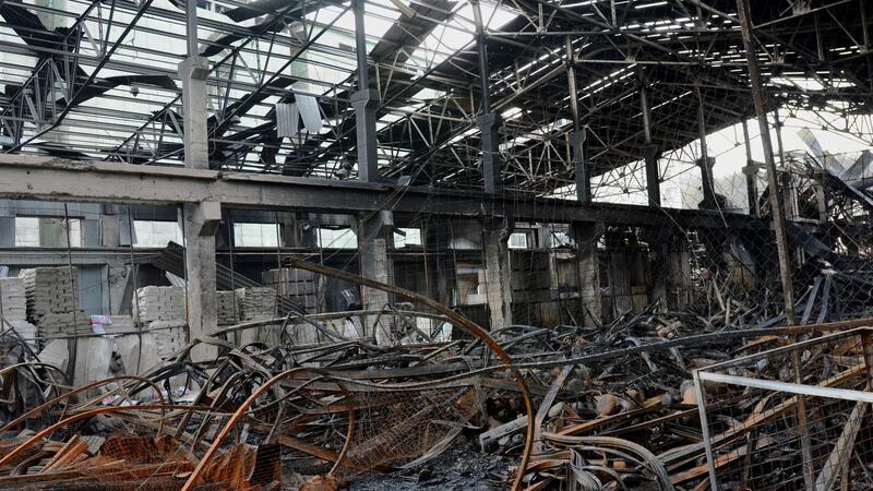 Nach russischem Großangriff: Zahl der Toten steigt weiter Ein zerstörtes Lagerhaus in Kiew.