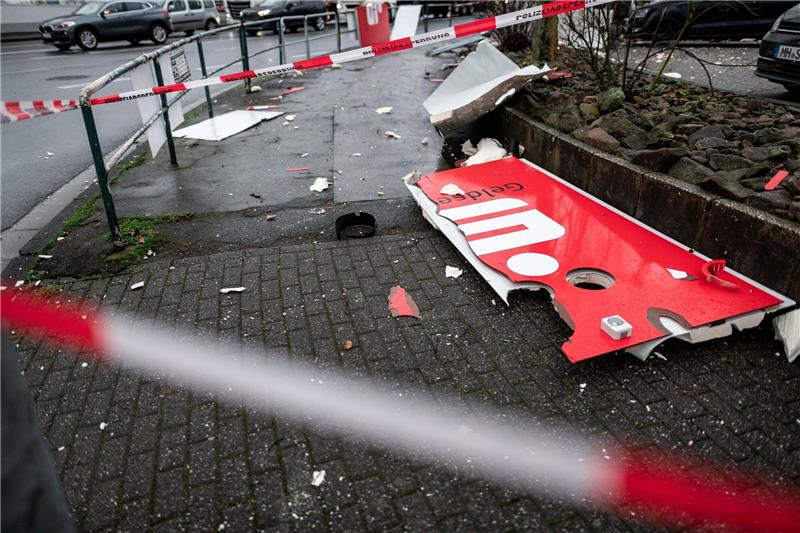 Geldautomat der Sparkasse Harburg-Buxtehude gesprengt Ein zerstörtes Schild mit dem Logo der Sparkasse liegt auf dem Boden nahe eines gesprengten Geldautomaten (Symbolfoto).